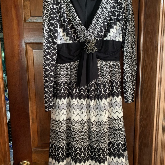 Dress - Picture 1 of 3